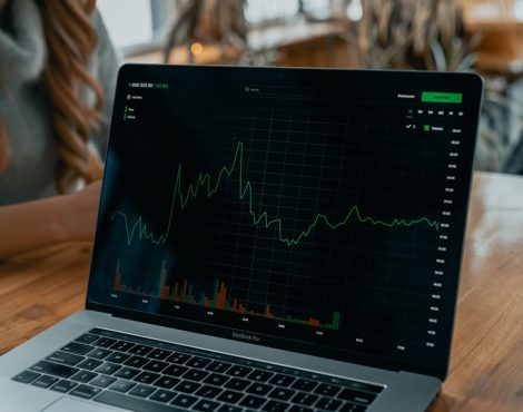How Professional Forex Traders Stay Consistent During Market Volatility